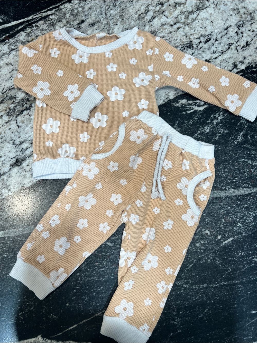 Floral Waffle Knit 2 Piece Outfit Set Beige White Daisy Size 100 (3T)